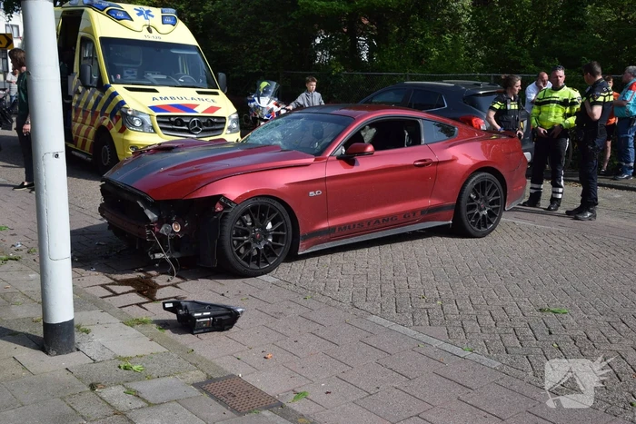 Amerikaanse sportauto zwaar beschadigd na crash