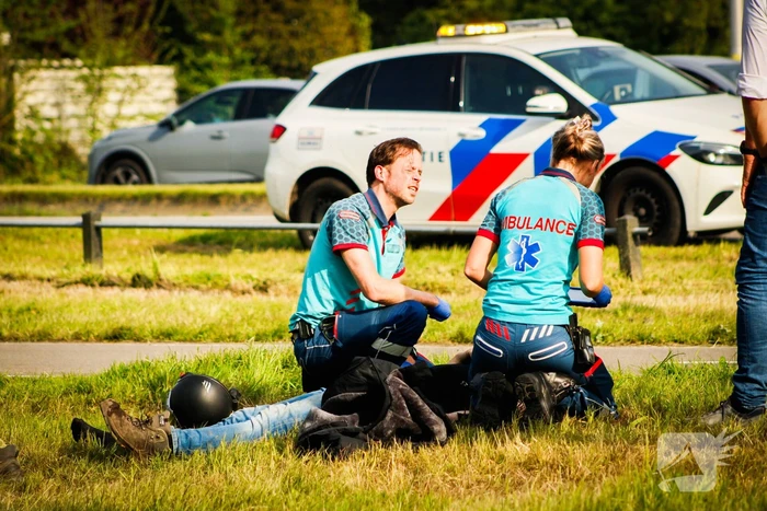Scooterrijder komt hard ten val na voorrangsfout