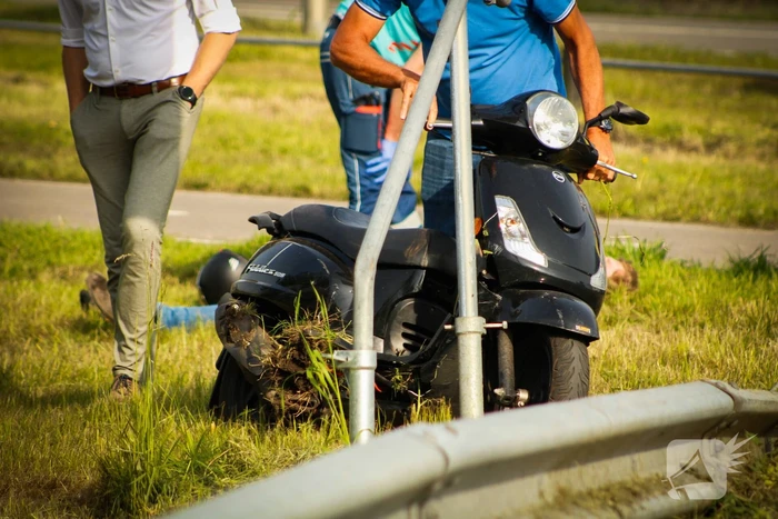 Scooterrijder komt hard ten val na voorrangsfout