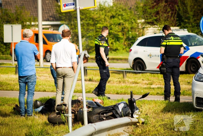 Scooterrijder komt hard ten val na voorrangsfout