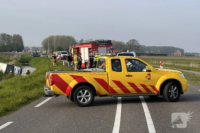 Bestelbus vliegt uit de bocht en eindigt in sloot