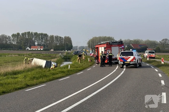Bestelbus vliegt uit de bocht en eindigt in sloot