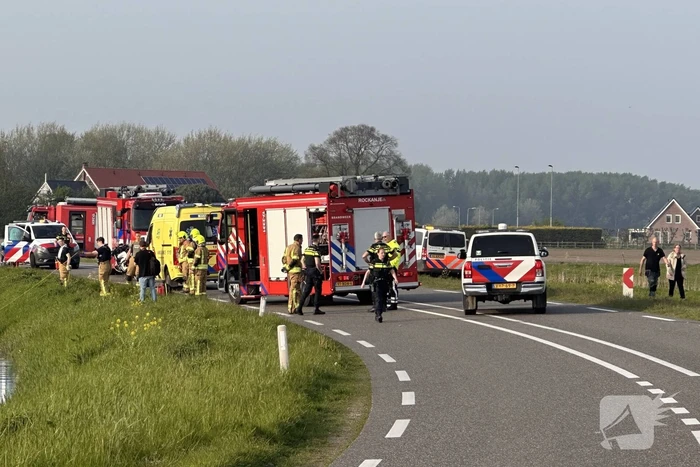 Bestelbus vliegt uit de bocht en eindigt in sloot