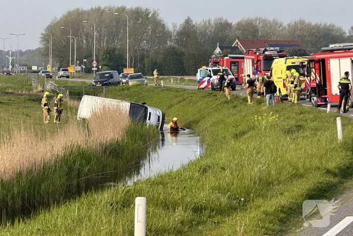 Bestelbus vliegt uit de bocht en eindigt in sloot