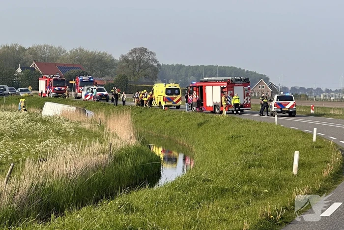 Bestelbus vliegt uit de bocht en eindigt in sloot