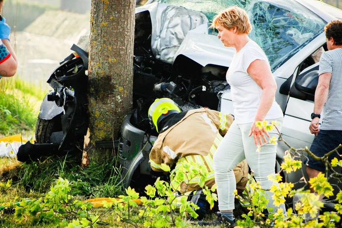 Persoon bekneld na zwaar ongeval tegen boom