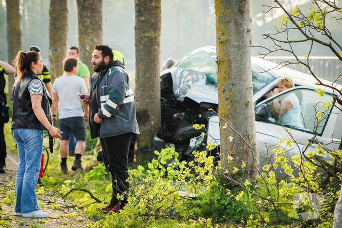 Persoon bekneld na zwaar ongeval tegen boom