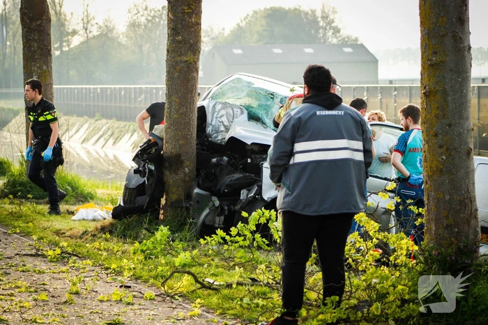 Persoon bekneld na zwaar ongeval tegen boom