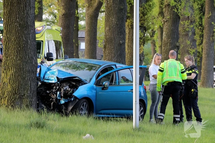 Bestuurder ernstig gewond na frontale botsing tegen boom