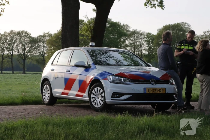 Bestuurder ernstig gewond na frontale botsing tegen boom