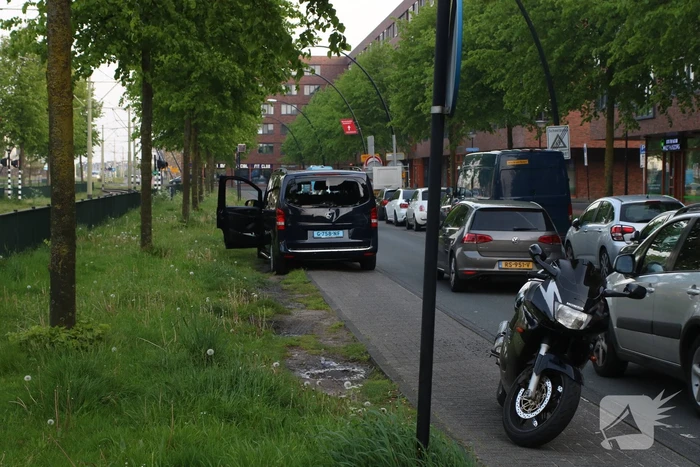 Motorrijder klapt achterop taxibus