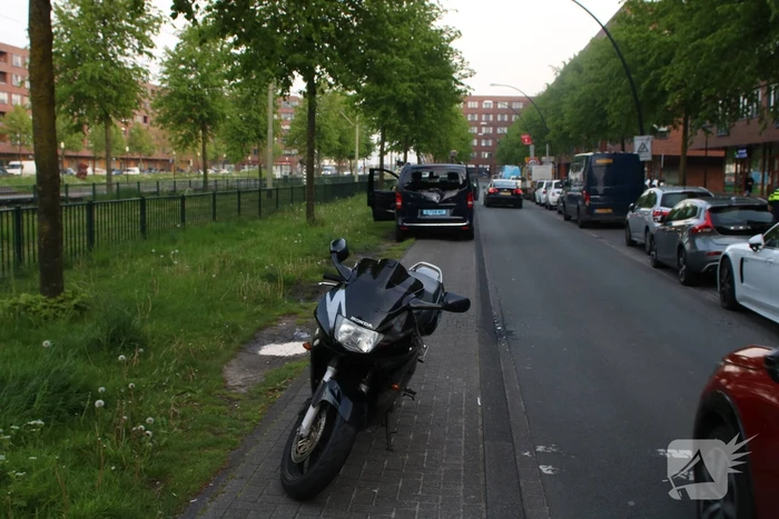 Motorrijder klapt achterop taxibus