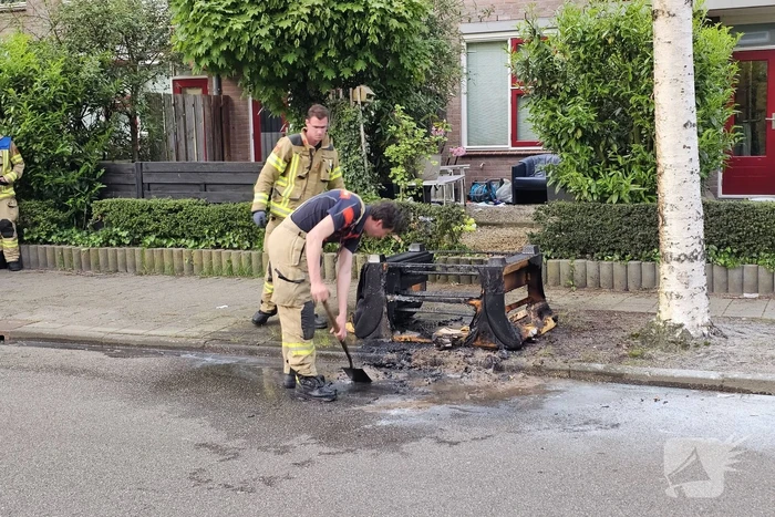 Loveseat op straat gezet en in de fik gestoken