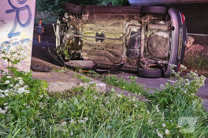 Arrestatie nadat automobilist op zijn kant raakt