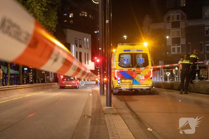 Jongen met mes gestoken op straat