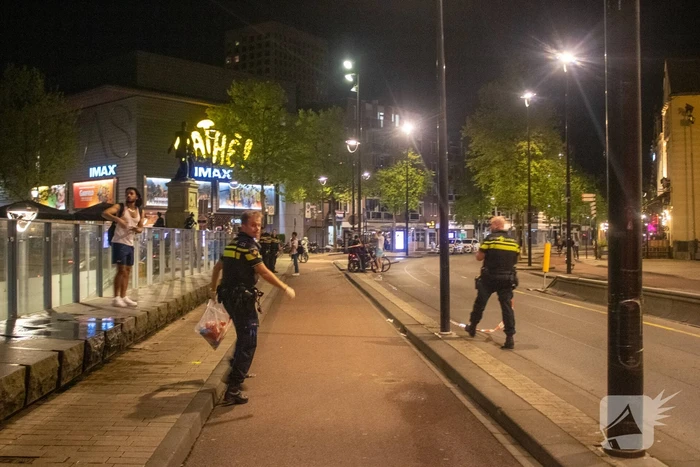 Jongen met mes gestoken op straat