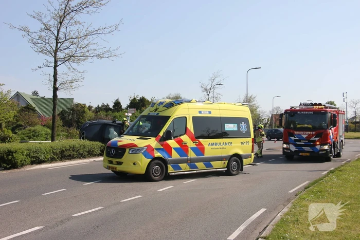 Auto belandt op zijkant, bestuurder gewond