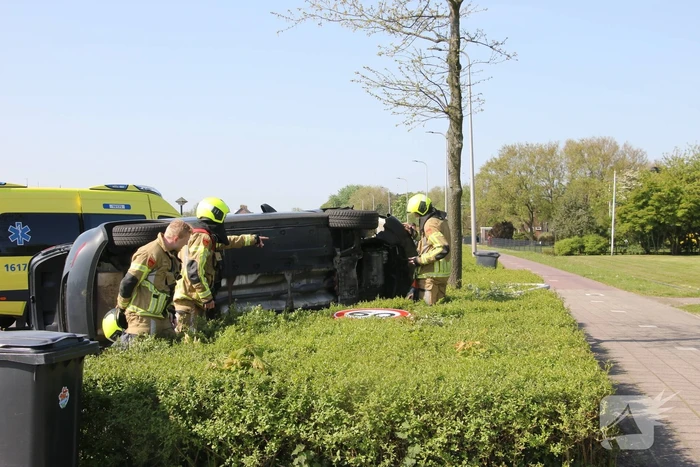 Auto belandt op zijkant, bestuurder gewond