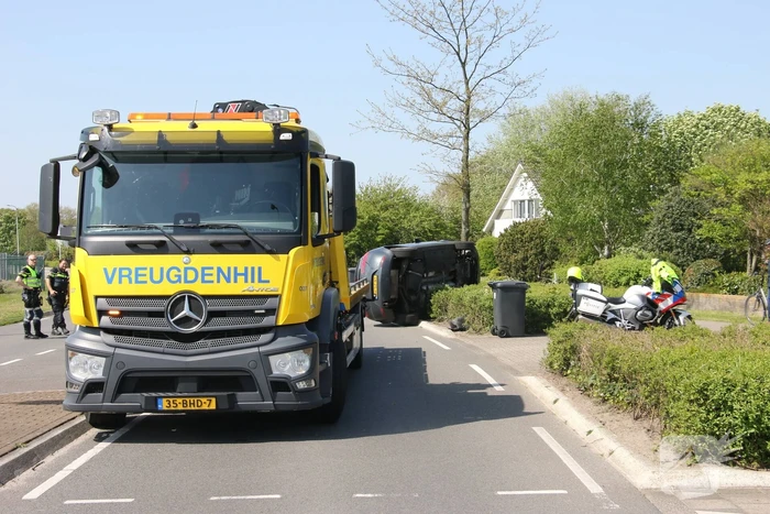 Auto belandt op zijkant, bestuurder gewond
