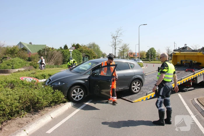 Auto belandt op zijkant, bestuurder gewond