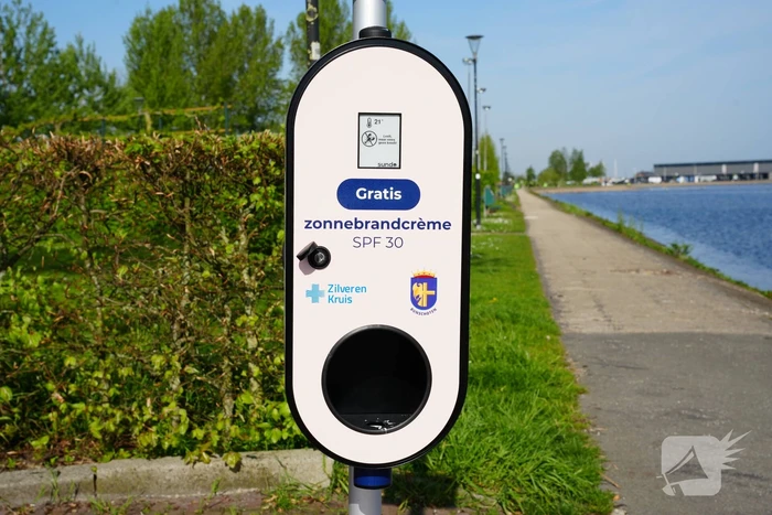 Twee zonnebrandcrèmepalen geplaatst
