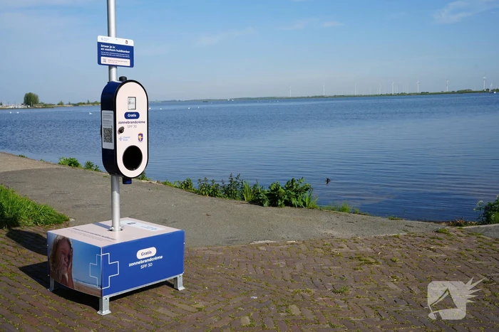 Twee zonnebrandcrèmepalen geplaatst