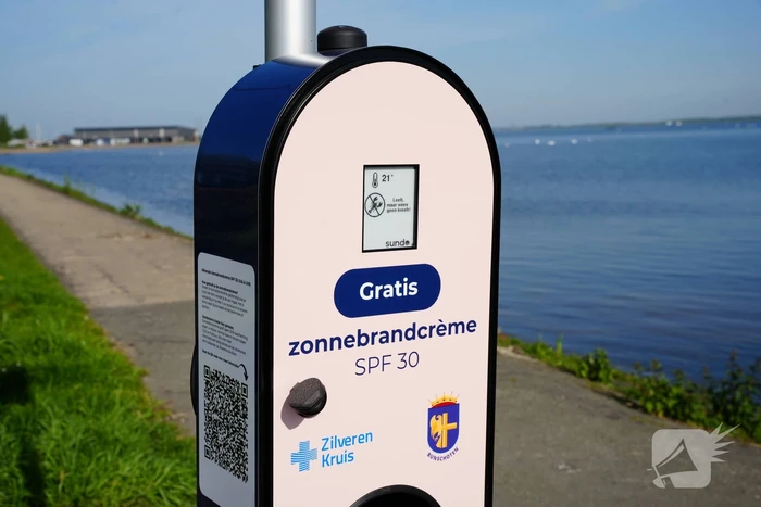 Twee zonnebrandcrèmepalen geplaatst