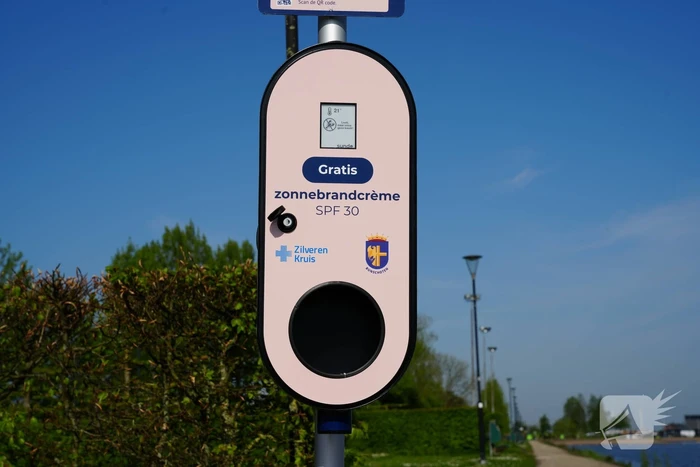 Twee zonnebrandcrèmepalen geplaatst
