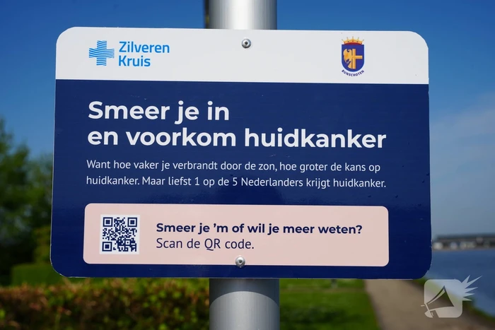 Twee zonnebrandcrèmepalen geplaatst