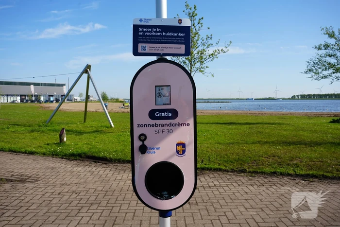 Twee zonnebrandcrèmepalen geplaatst