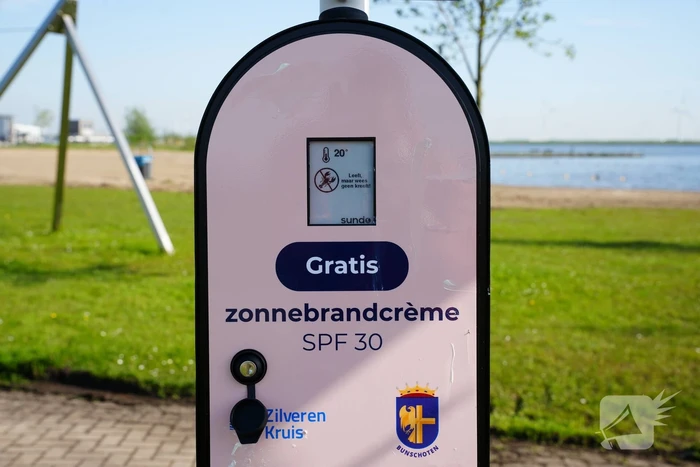 Twee zonnebrandcrèmepalen geplaatst