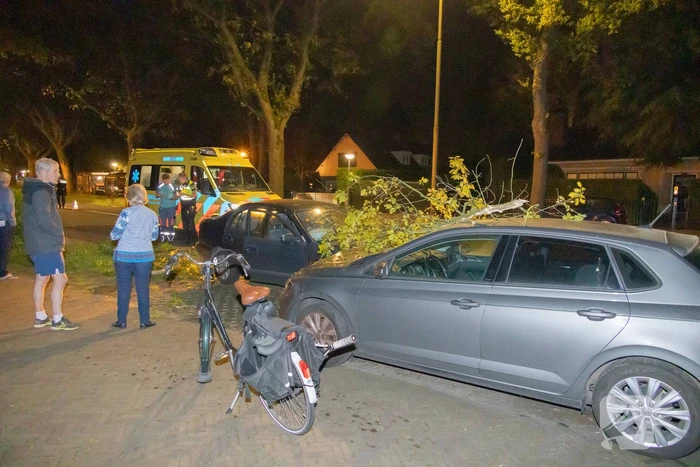 Automobiliste botst tegen twee geparkeerde auto's