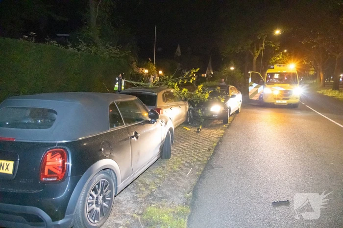 Automobiliste botst tegen twee geparkeerde auto's