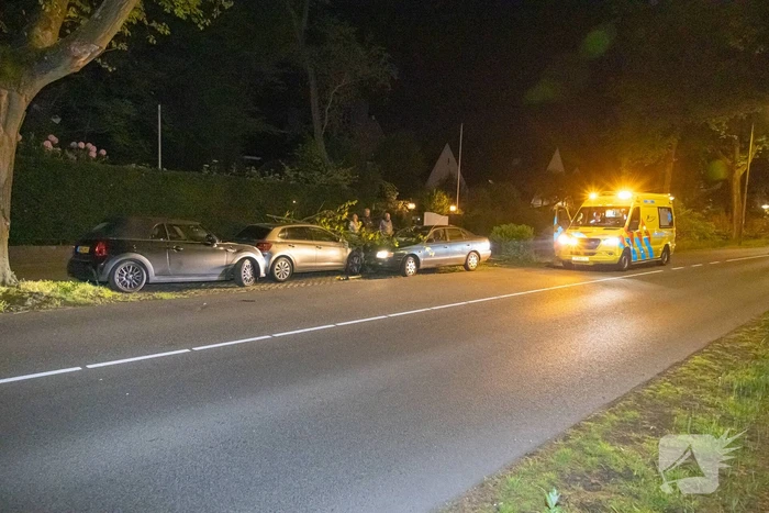 Automobiliste botst tegen twee geparkeerde auto's