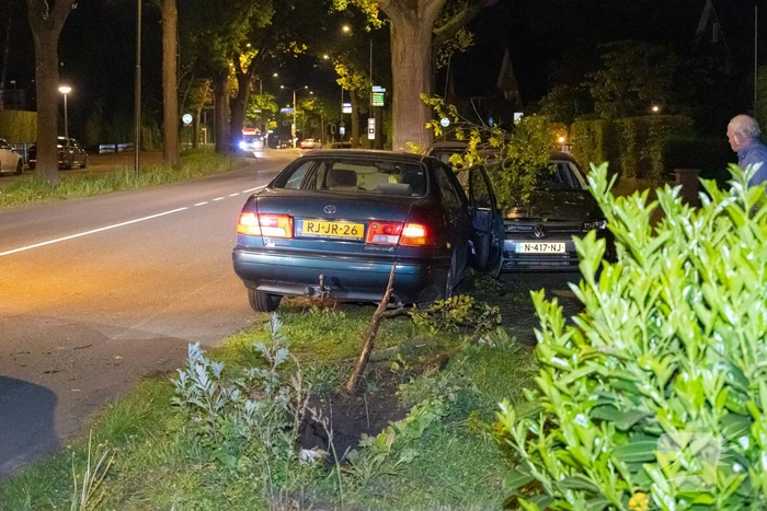 Automobiliste botst tegen twee geparkeerde auto's