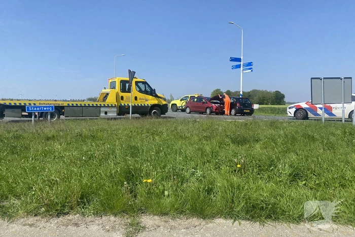 Schade na botsing tussen twee voertuigen