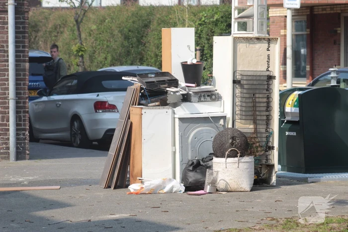 Vaten met onbekende stof gedumpt bij afvalcontainer