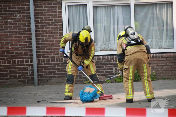 Vaten met onbekende stof gedumpt bij afvalcontainer
