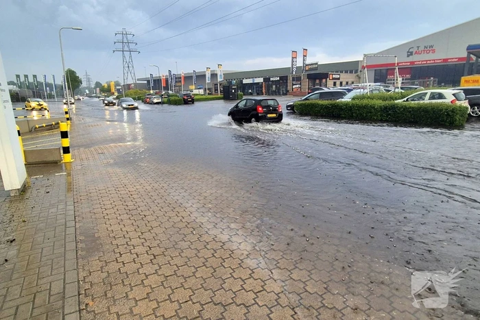 Straten onder water na fikse hoosbuien