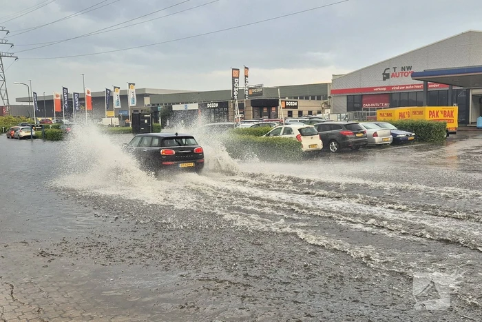Straten onder water na fikse hoosbuien