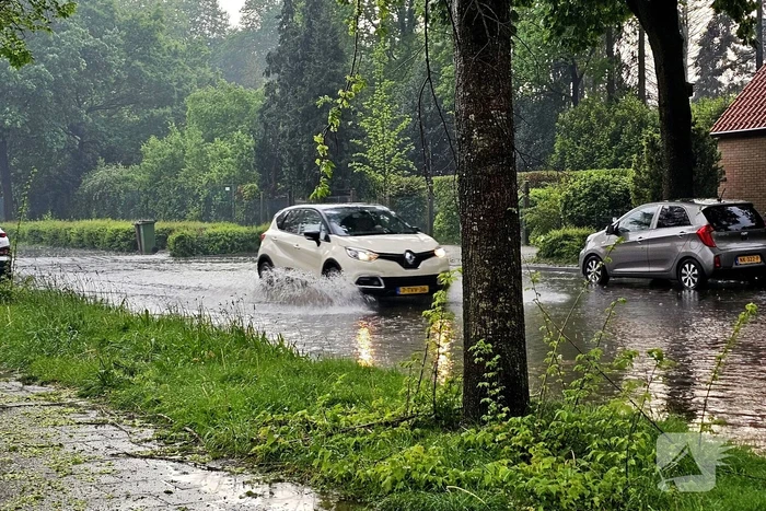 Straten onder water na fikse hoosbuien