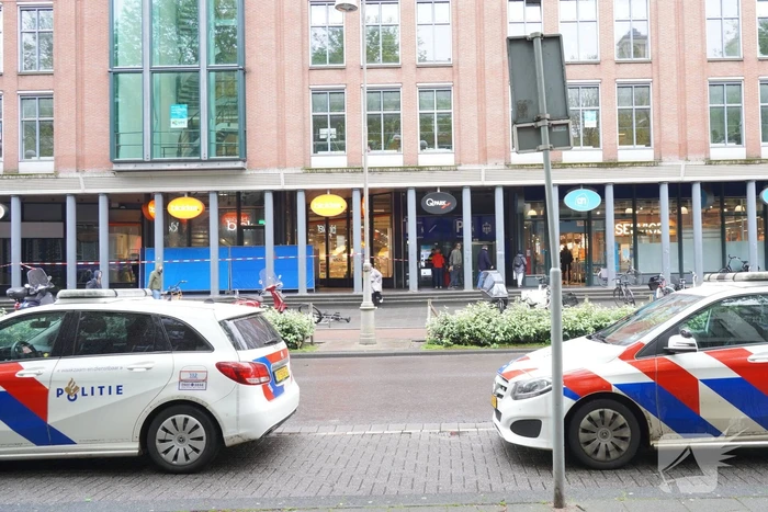 Overleden persoon aangetroffen voor winkel
