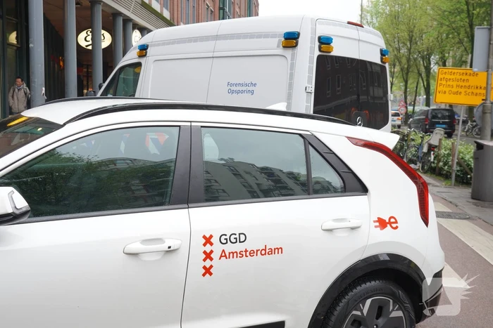Overleden persoon aangetroffen voor winkel