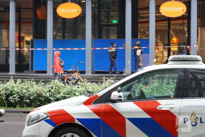 Overleden persoon aangetroffen voor winkel
