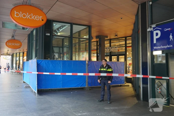 Overleden persoon aangetroffen voor winkel