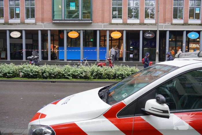 Overleden persoon aangetroffen voor winkel