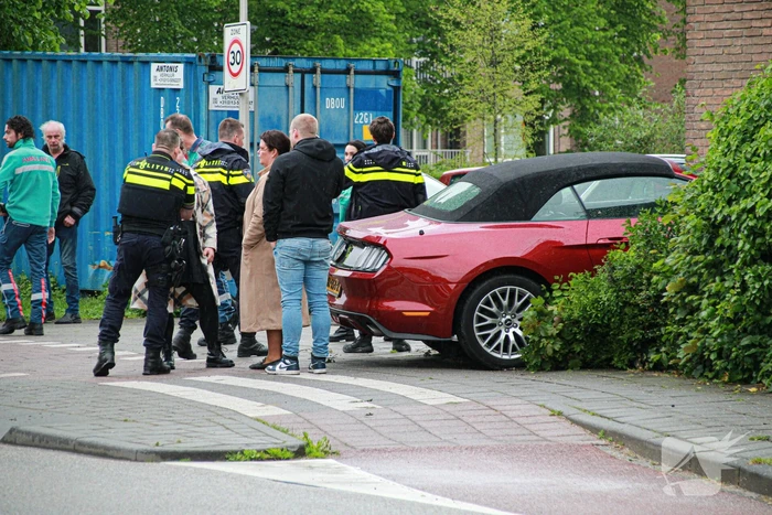 Automobilist raakt van de weg knalt tegen apartment
