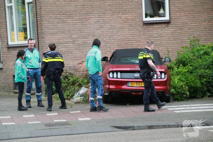 Automobilist raakt van de weg knalt tegen apartment