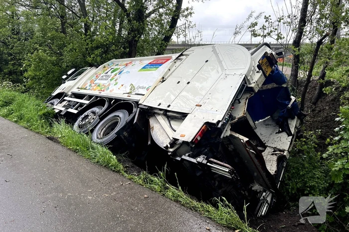 Vuilniswagen glijdt de bosschages in