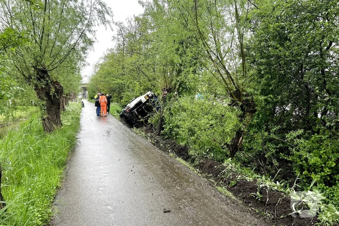 Vuilniswagen glijdt de bosschages in